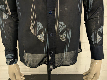 Vintage IV Passport licht doorschijnend overhemd. Zwart Blauw Beige print. Maat M.