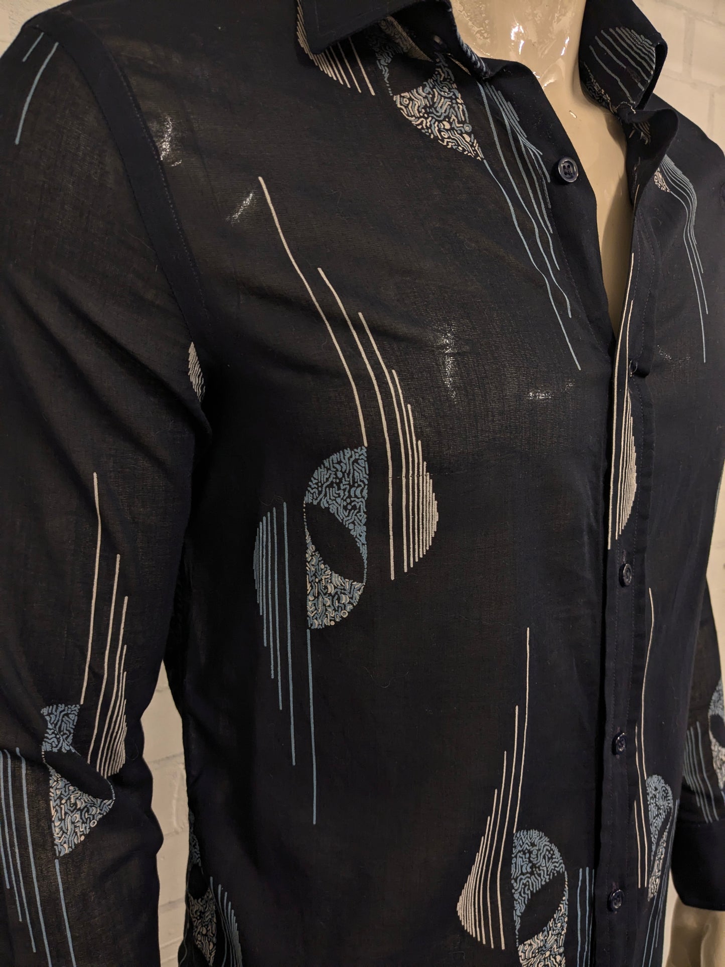 Vintage IV Passport licht doorschijnend overhemd. Zwart Blauw Beige print. Maat M.