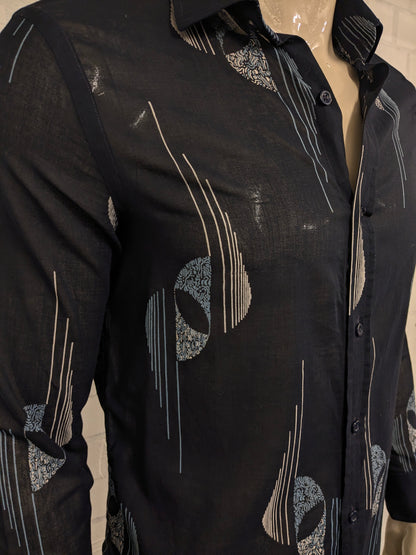 Vintage IV Passport licht doorschijnend overhemd. Zwart Blauw Beige print. Maat M.