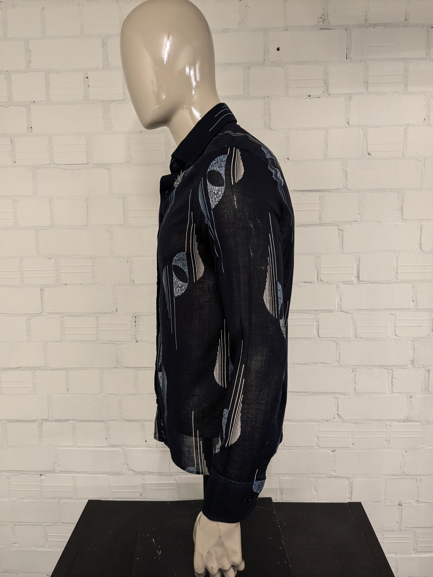 Vintage IV Passport licht doorschijnend overhemd. Zwart Blauw Beige print. Maat M.