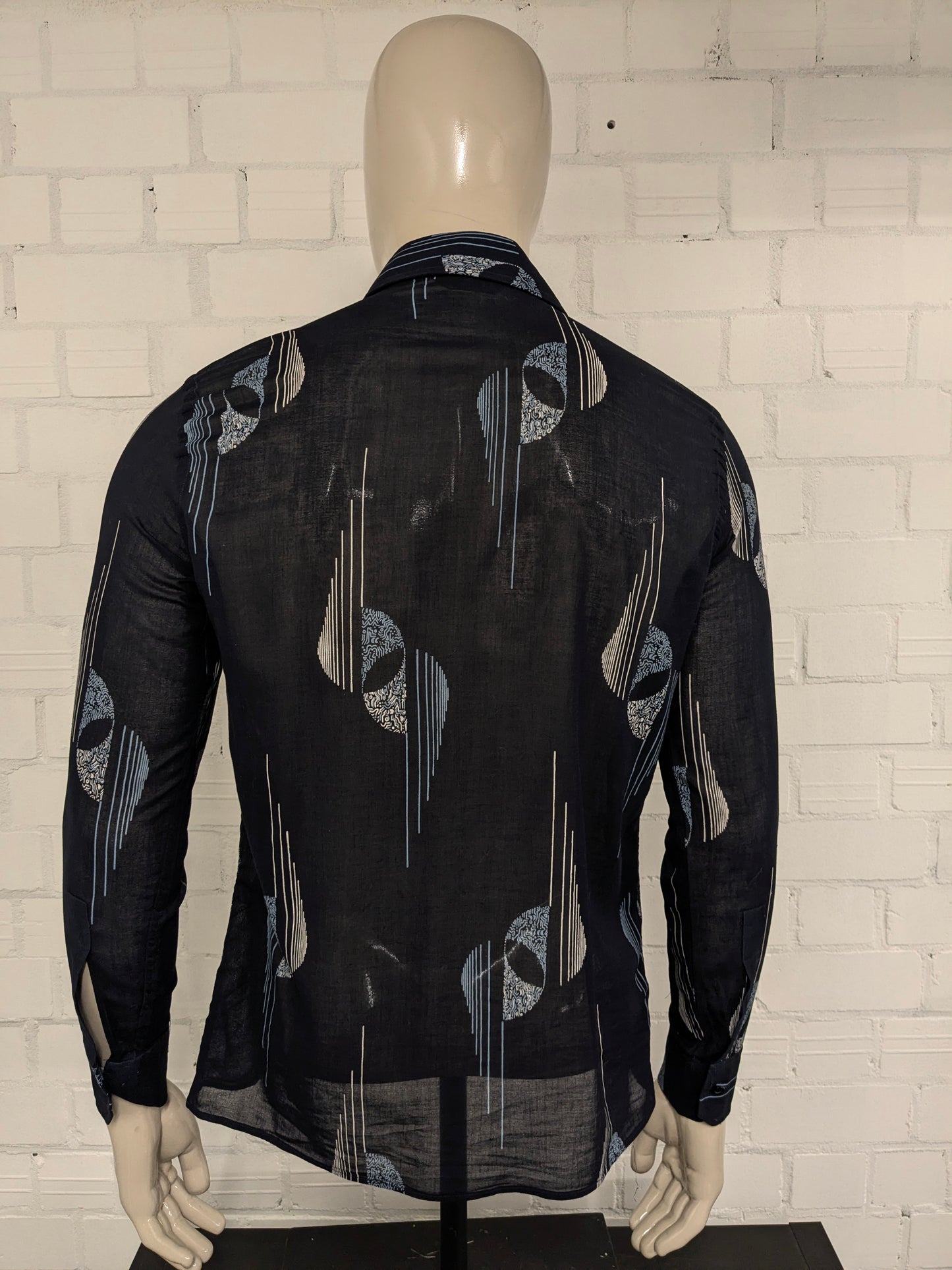 Vintage IV Passport licht doorschijnend overhemd. Zwart Blauw Beige print. Maat M.