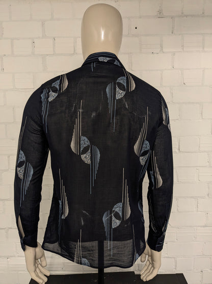 Vintage IV Passport licht doorschijnend overhemd. Zwart Blauw Beige print. Maat M.