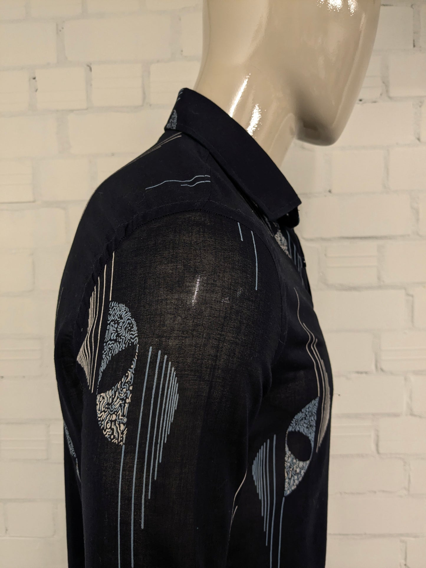 Vintage IV Passport licht doorschijnend overhemd. Zwart Blauw Beige print. Maat M.