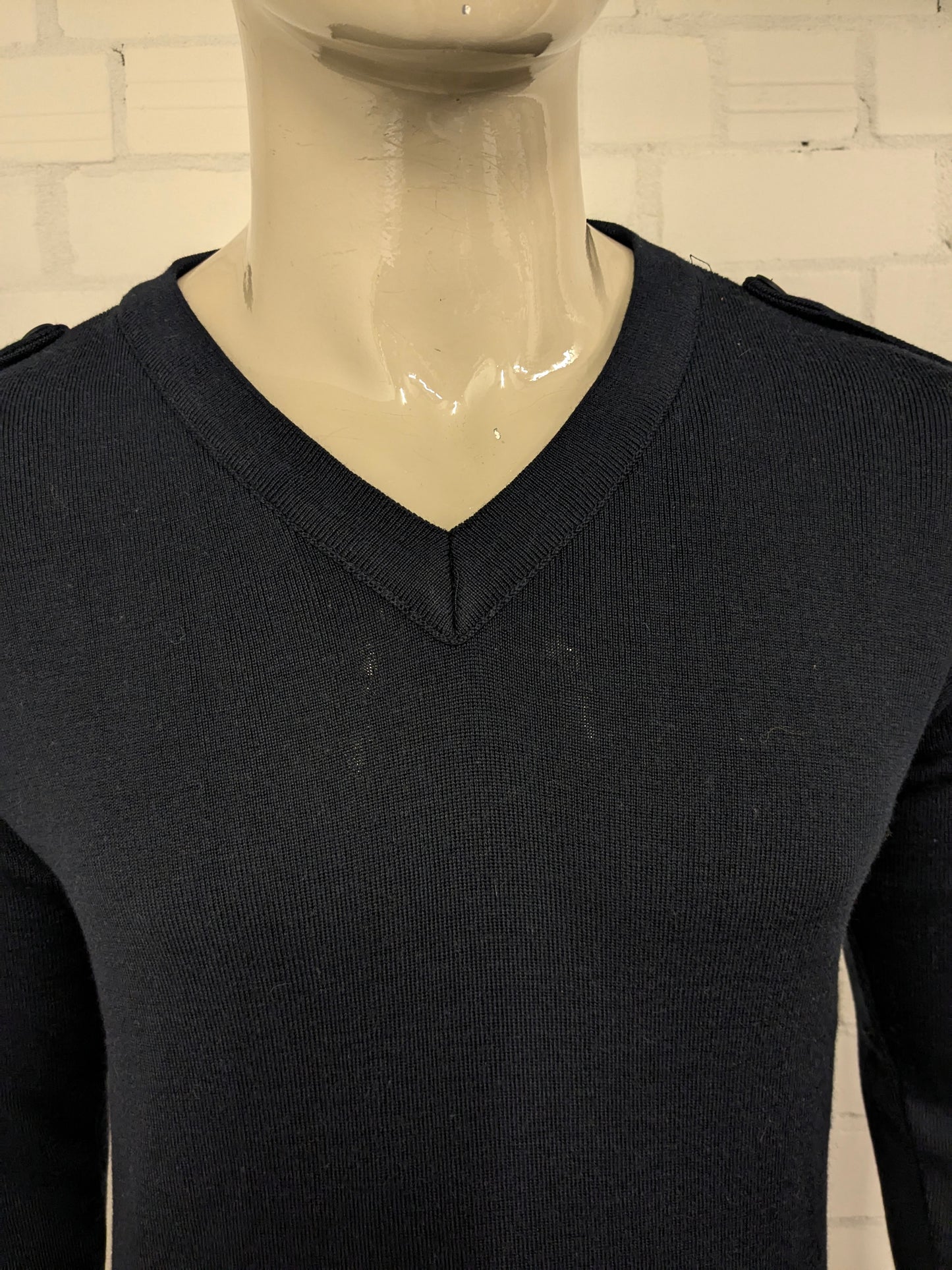 Pull en laine avec col en V. Bleu foncé avec applications d'épaule. Taille L. 60% de laine.