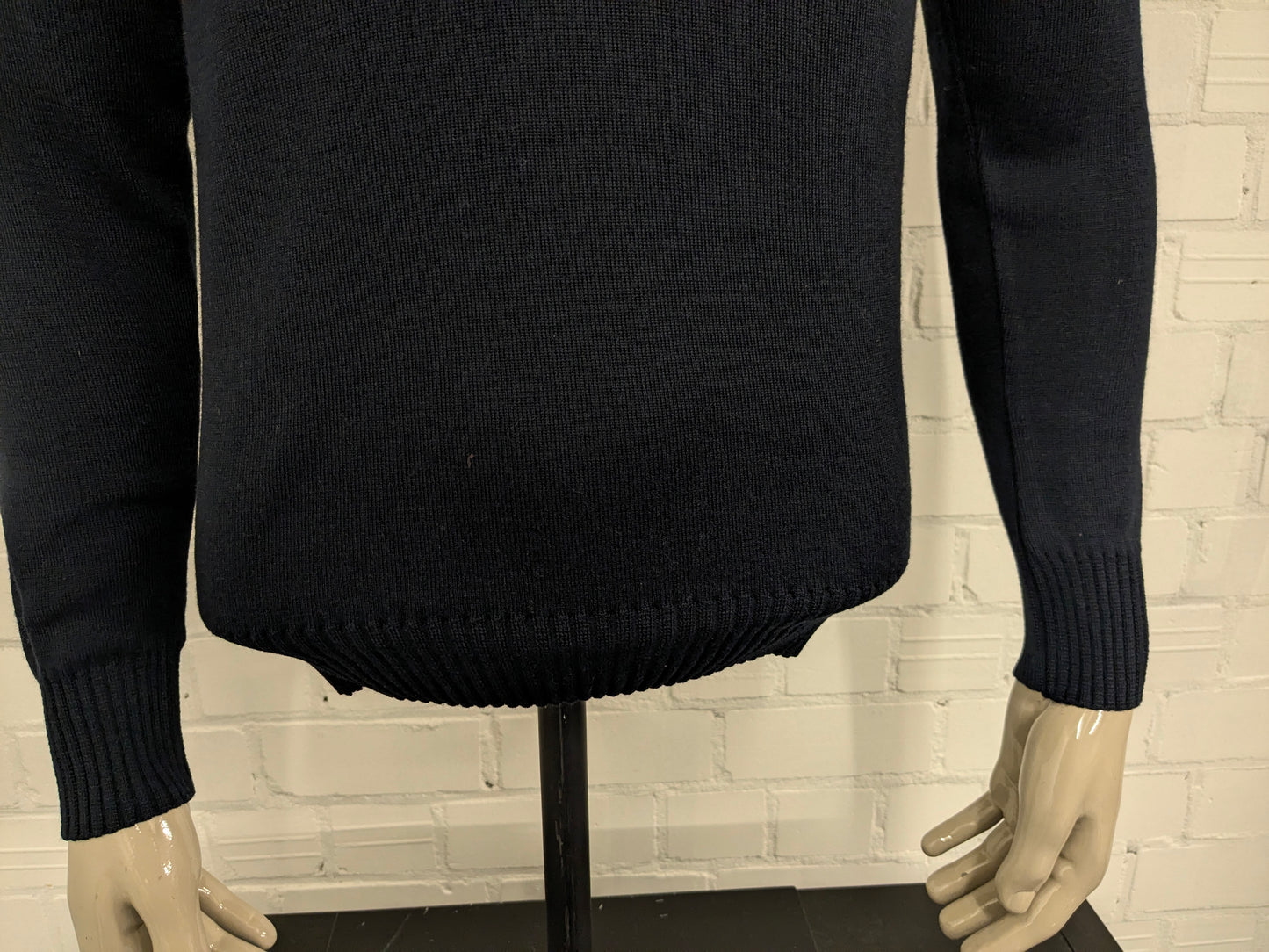 Pull en laine avec col en V. Bleu foncé avec applications d'épaule. Taille L. 60% de laine.
