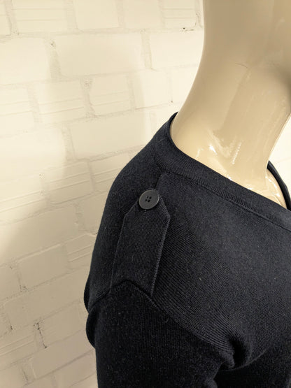 Pull en laine avec col en V. Bleu foncé avec applications d'épaule. Taille L. 60% de laine.