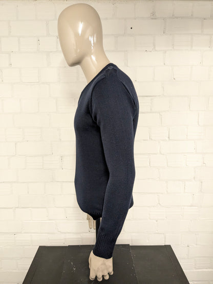 Pull en laine avec col en V. Bleu foncé avec applications d'épaule. Taille L. 60% de laine.