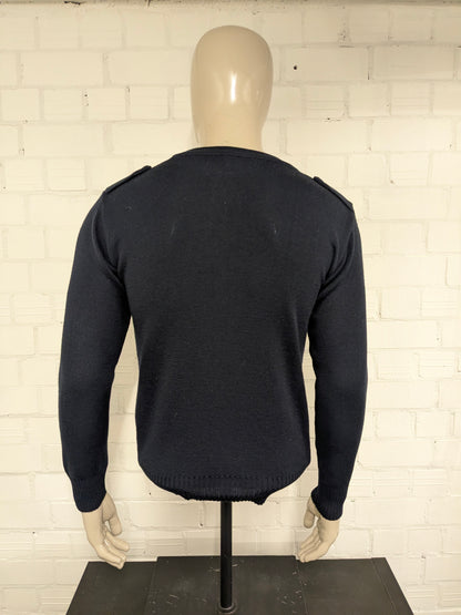 Pull en laine avec col en V. Bleu foncé avec applications d'épaule. Taille L. 60% de laine.