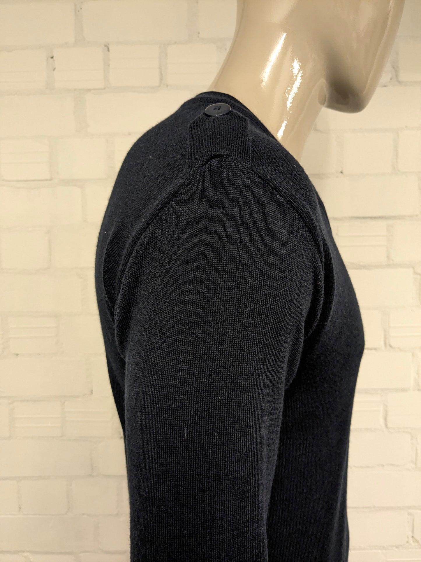 Pull en laine avec col en V. Bleu foncé avec applications d'épaule. Taille L. 60% de laine.