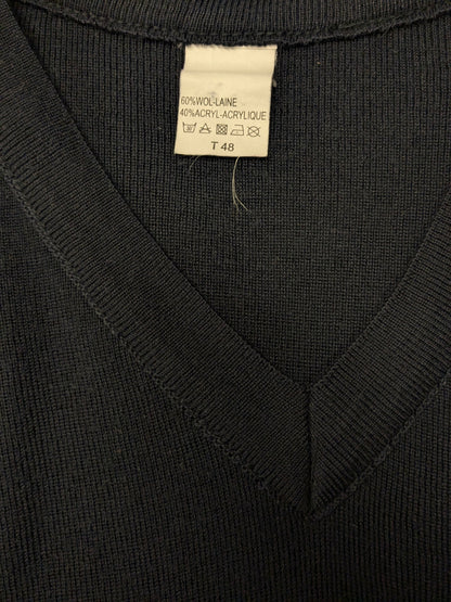 Pull en laine avec col en V. Bleu foncé avec applications d'épaule. Taille L. 60% de laine.