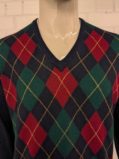 Maglione vintage in lana merino con scollo a V. Motivo argyle giallo verde rosso. Dimensione L. 50% lana.