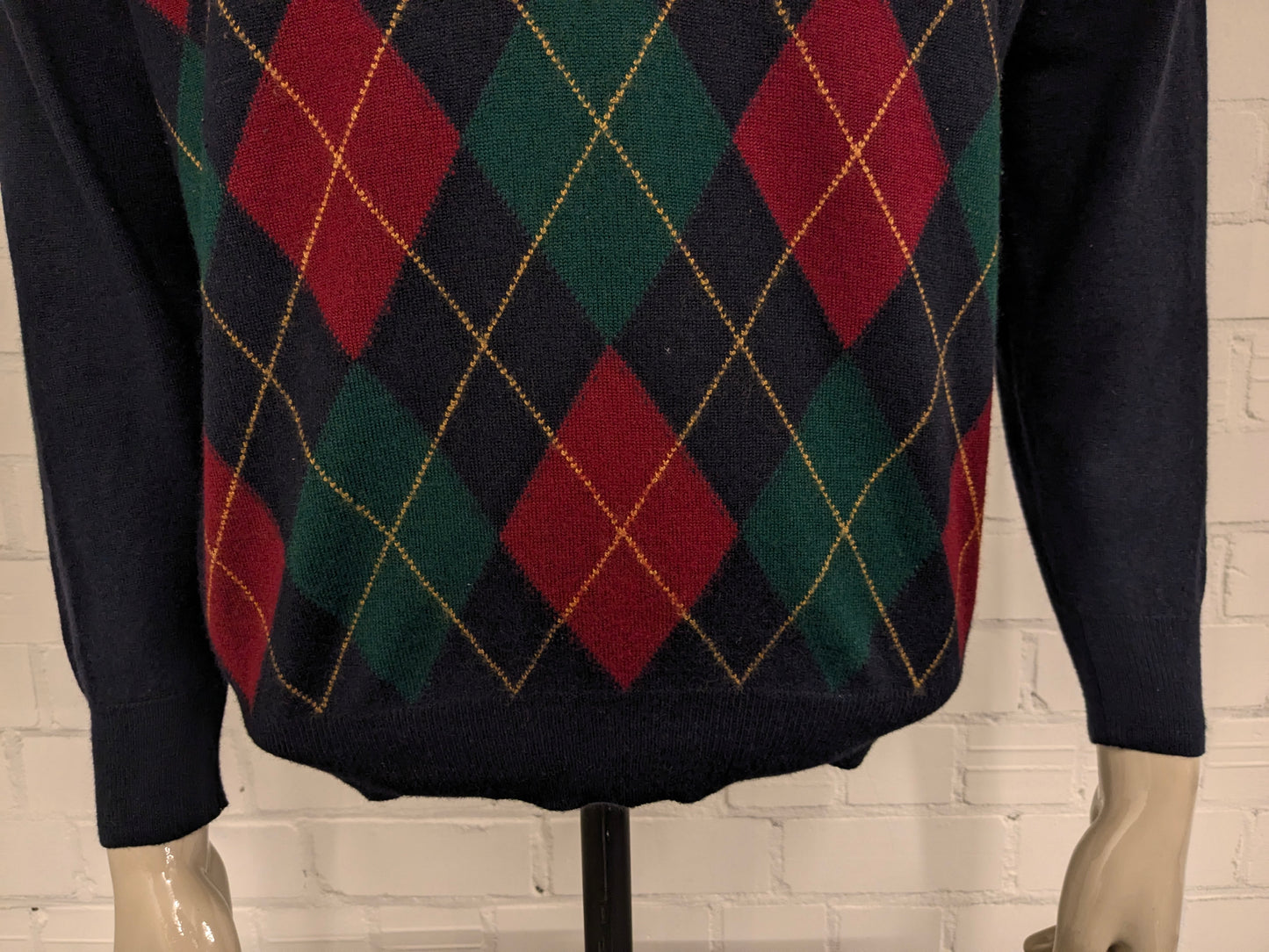 Maglione vintage in lana merino con scollo a V. Motivo argyle giallo verde rosso. Dimensione L. 50% lana.
