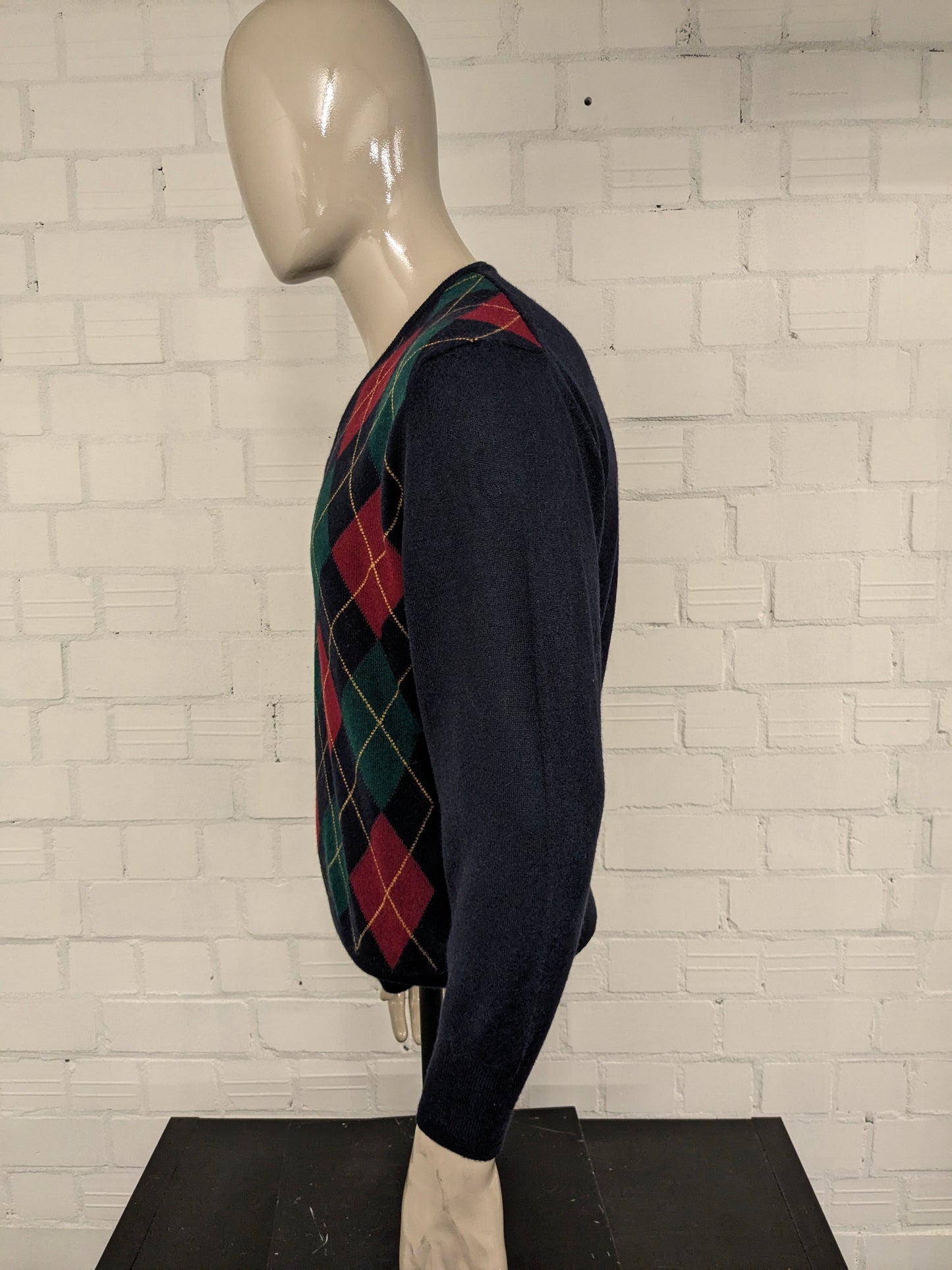 Maglione vintage in lana merino con scollo a V. Motivo argyle giallo verde rosso. Dimensione L. 50% lana.