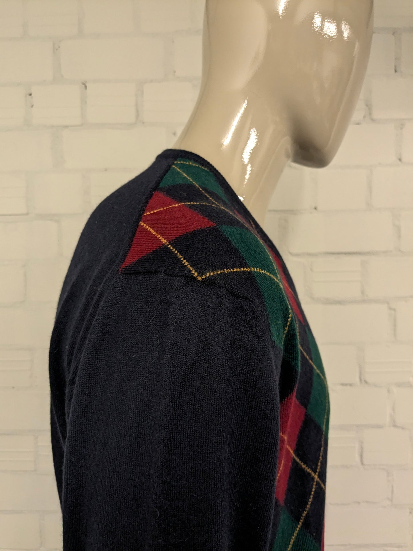 Maglione vintage in lana merino con scollo a V. Motivo argyle giallo verde rosso. Dimensione L. 50% lana.
