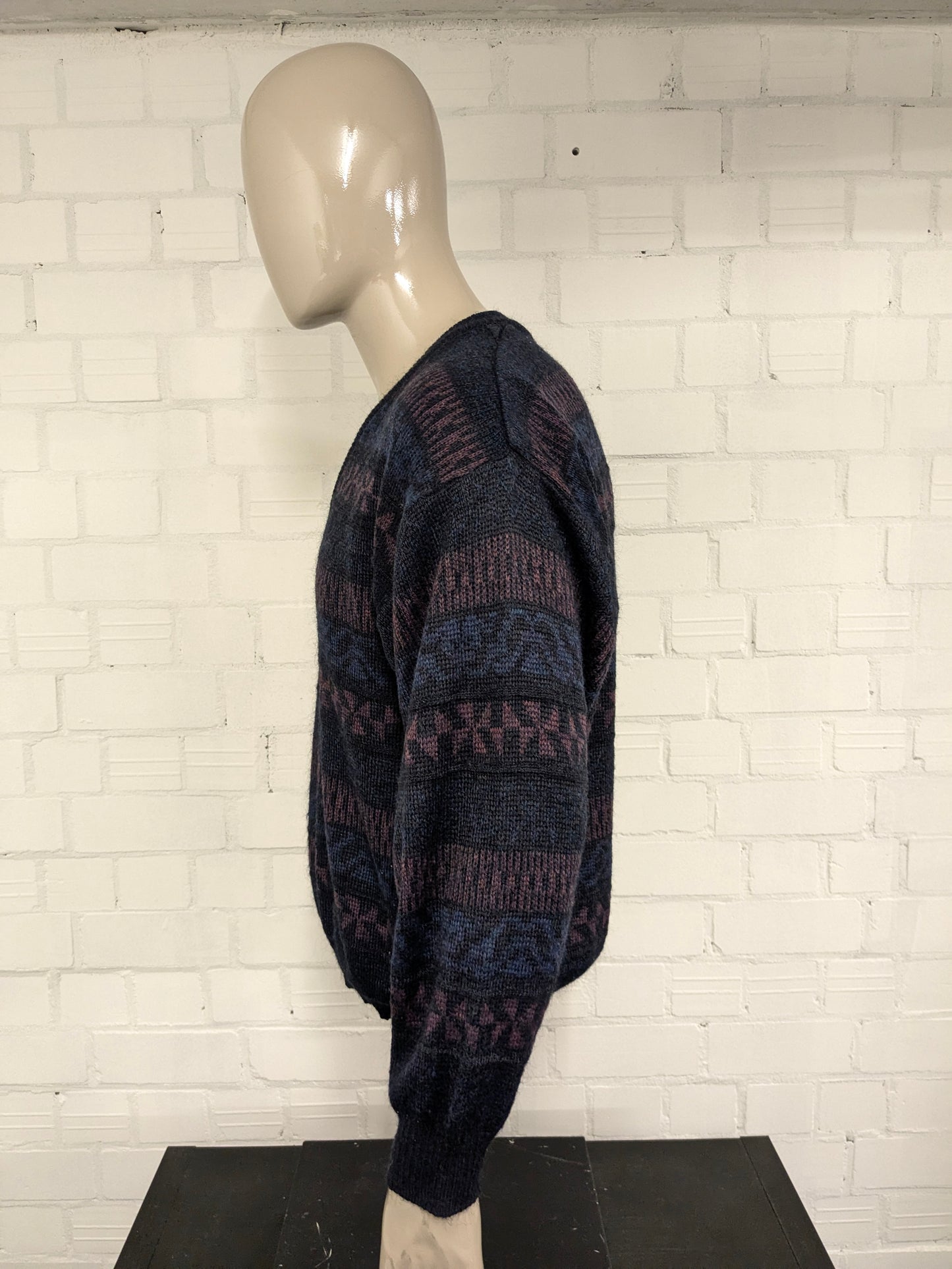 Suéter de lana Angelo litrico vintage con cuello en V. Color negro púrpura de color negro. Tamaño L. 20% de lana.