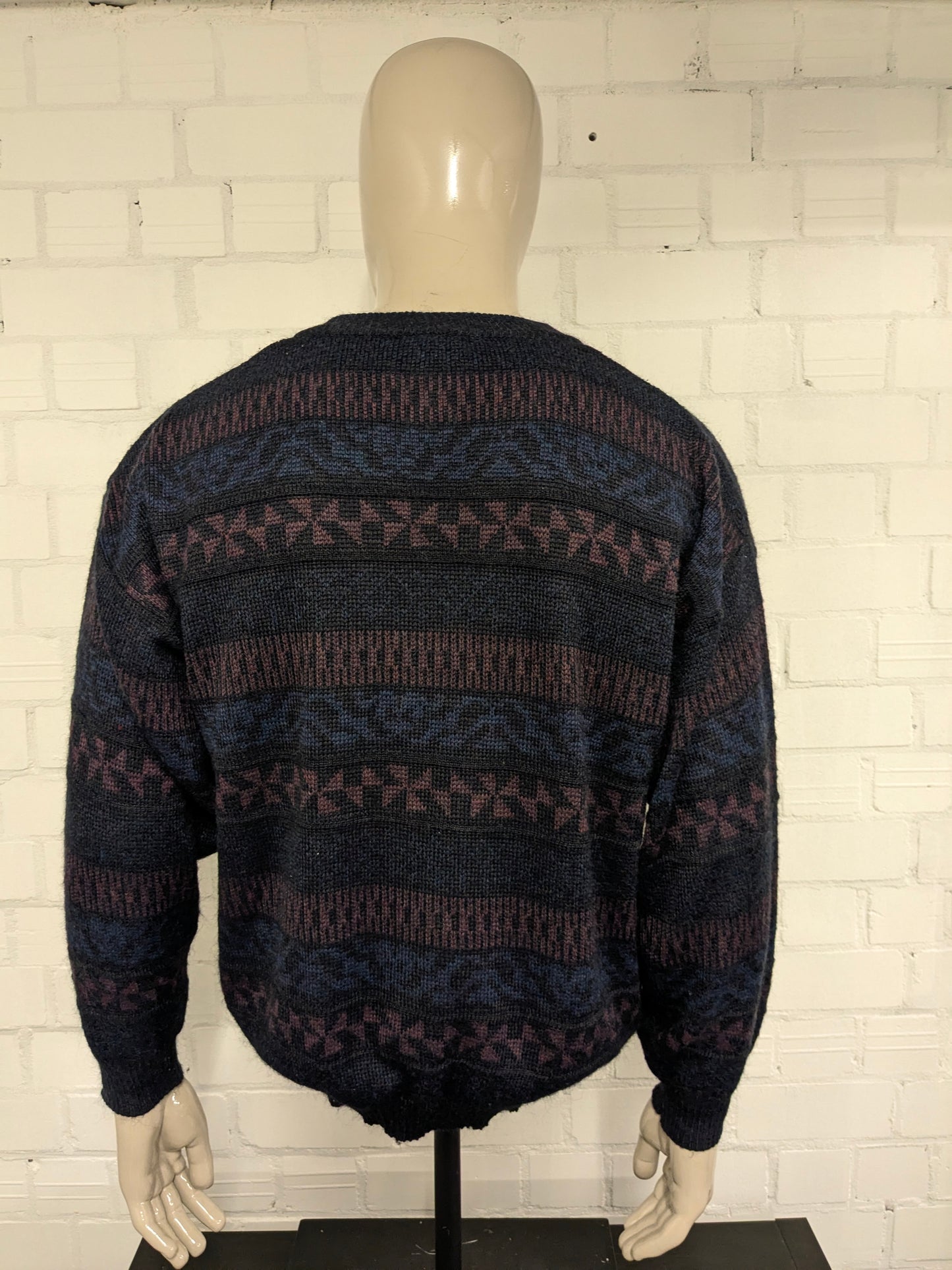 Suéter de lana Angelo litrico vintage con cuello en V. Color negro púrpura de color negro. Tamaño L. 20% de lana.