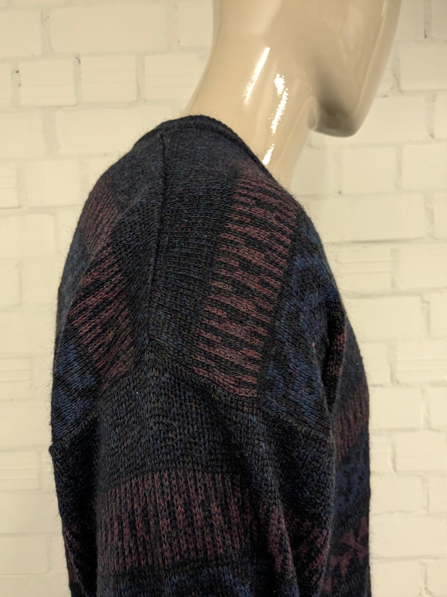 Suéter de lana Angelo litrico vintage con cuello en V. Color negro púrpura de color negro. Tamaño L. 20% de lana.