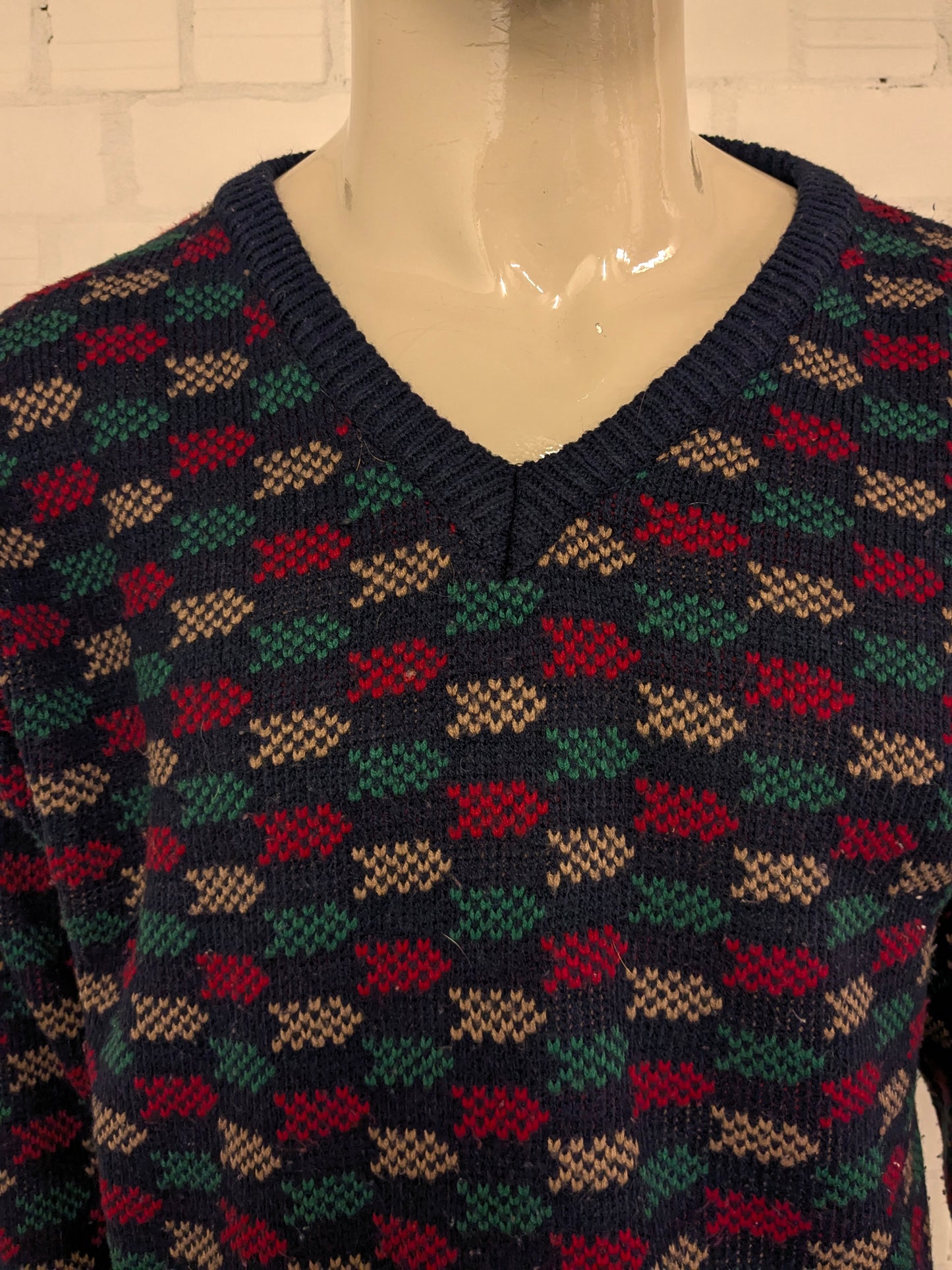 Suéter vintage perizzi con cuello en V. Color rojo verde color beige de color. Tamaño L.