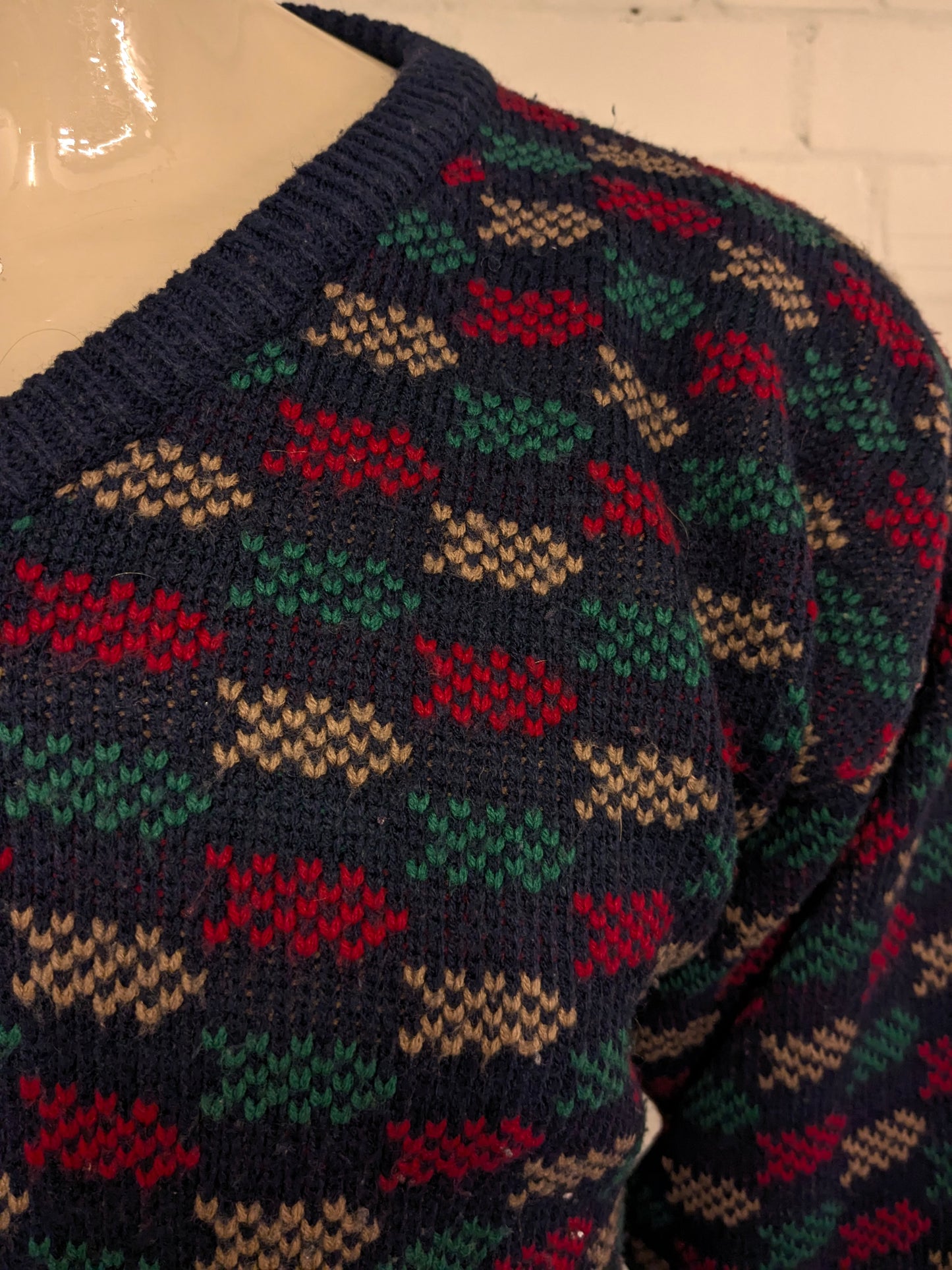 Suéter vintage perizzi con cuello en V. Color rojo verde color beige de color. Tamaño L.