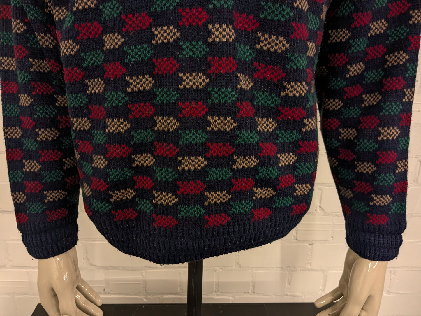 Suéter vintage perizzi con cuello en V. Color rojo verde color beige de color. Tamaño L.