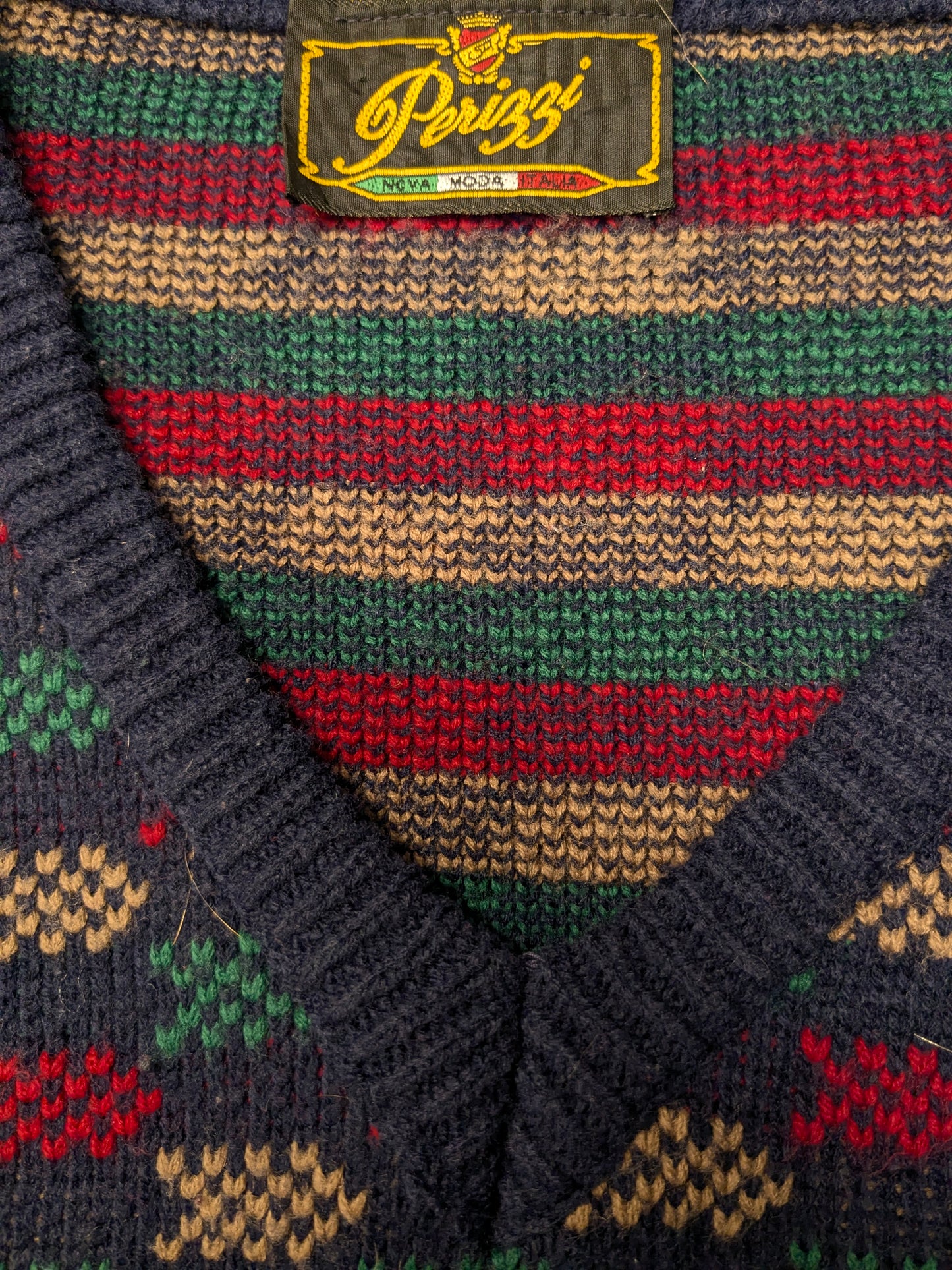 Suéter vintage perizzi con cuello en V. Color rojo verde color beige de color. Tamaño L.