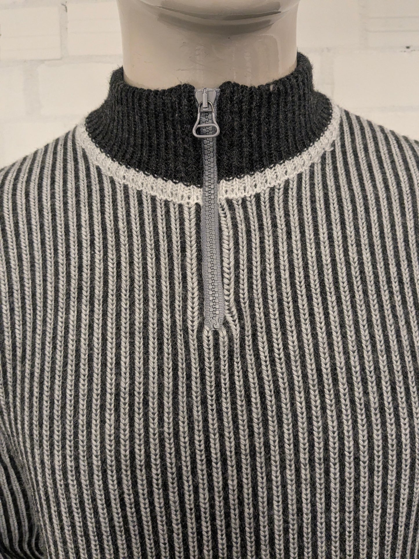 Pull en laine d'araignée vintage avec fermeture éclair. Gris blanc rayé. Taille M. 50% de laine.