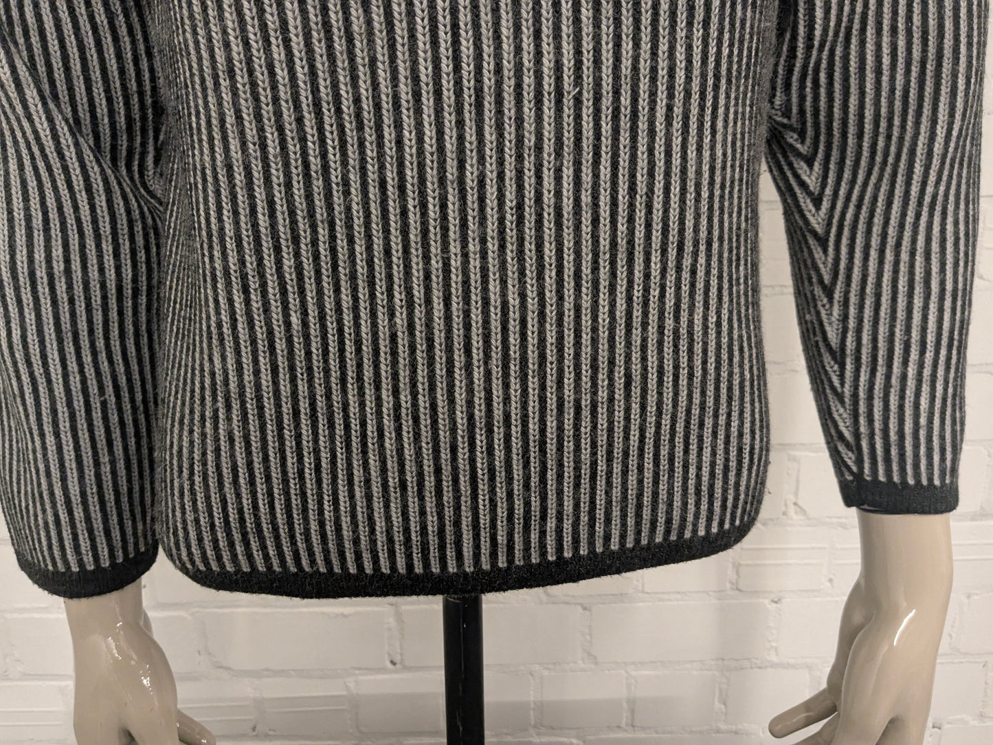 Pull en laine d'araignée vintage avec fermeture éclair. Gris blanc rayé. Taille M. 50% de laine.