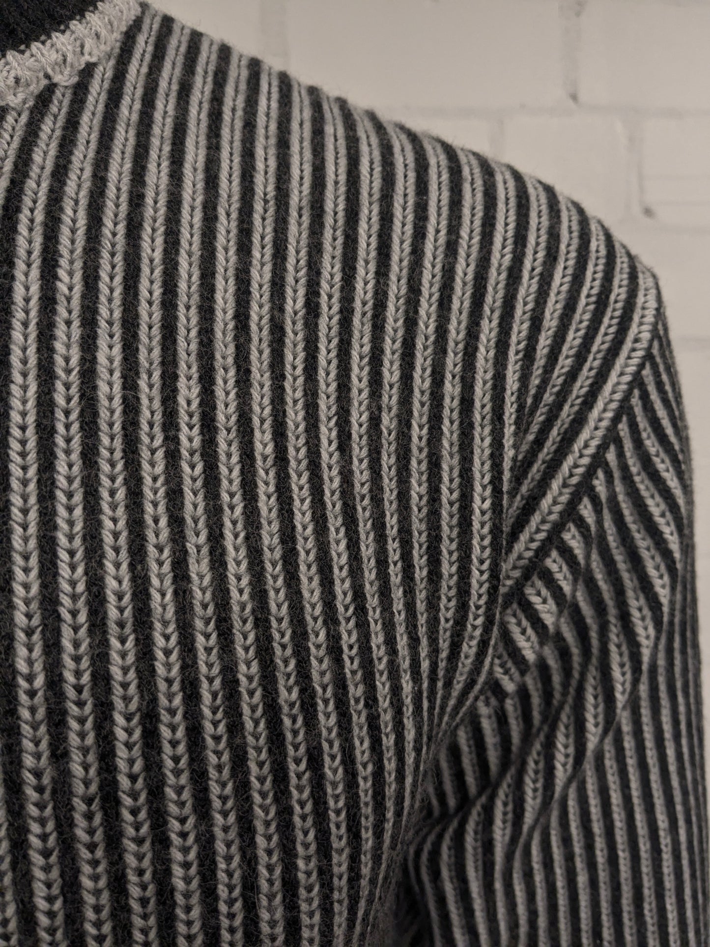 Pull en laine d'araignée vintage avec fermeture éclair. Gris blanc rayé. Taille M. 50% de laine.