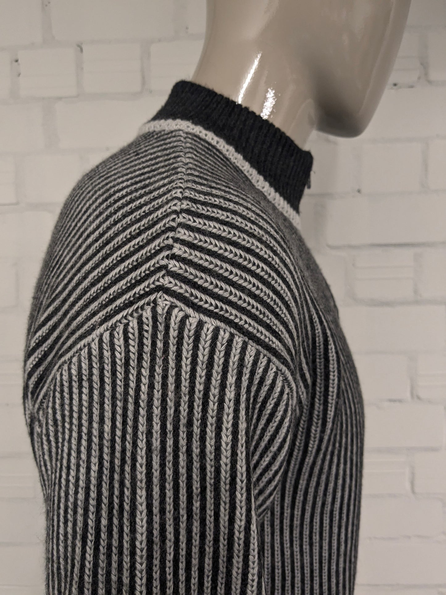 Pull en laine d'araignée vintage avec fermeture éclair. Gris blanc rayé. Taille M. 50% de laine.