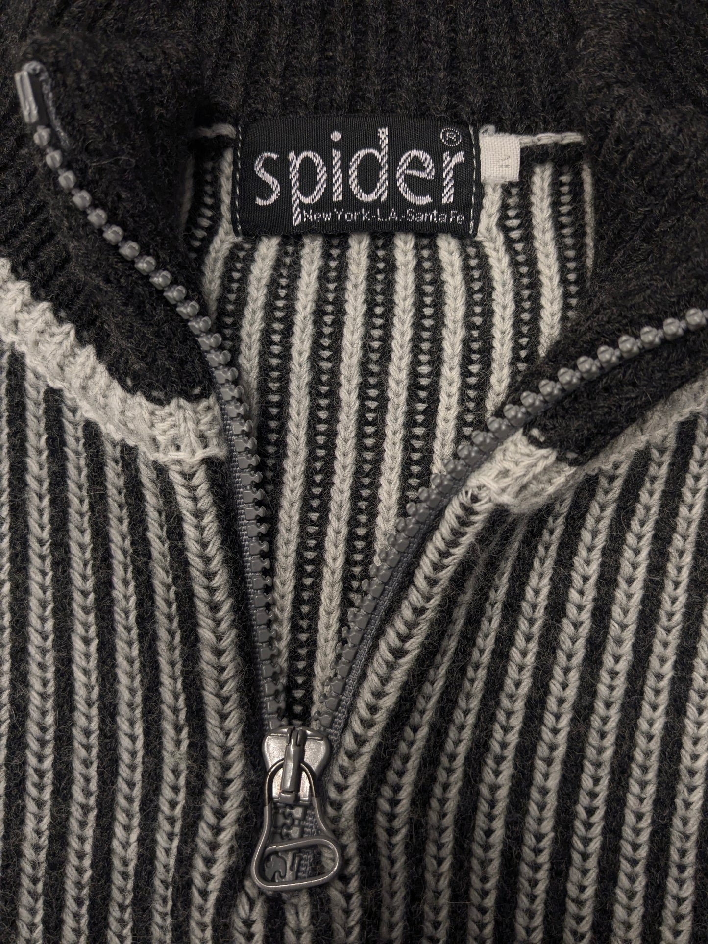 Pull en laine d'araignée vintage avec fermeture éclair. Gris blanc rayé. Taille M. 50% de laine.