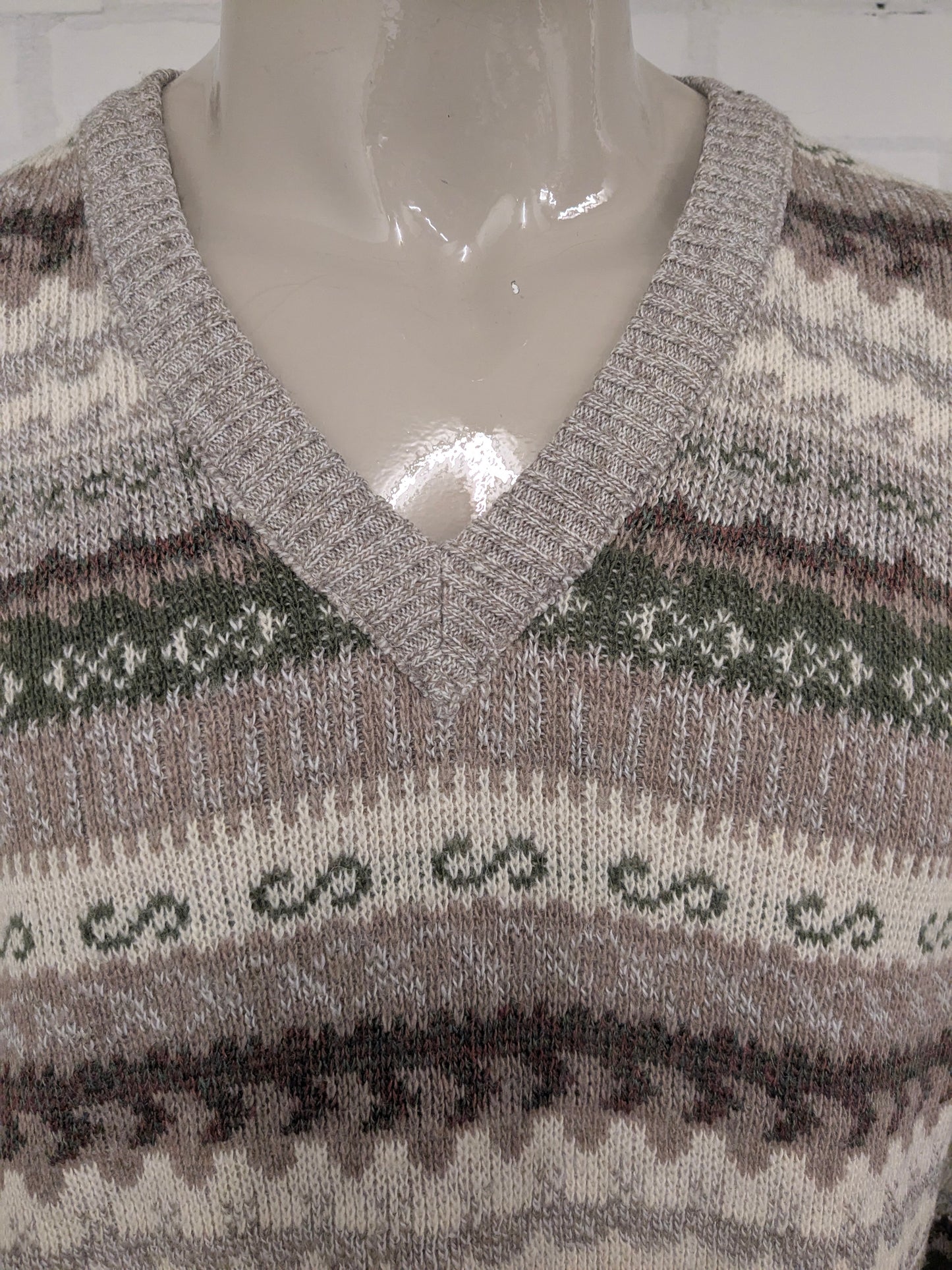 Vintage Le Laureat Wollen trui met V-Hals. Beige Groen Bruin gekleurd. Maat L. 50% Wol.