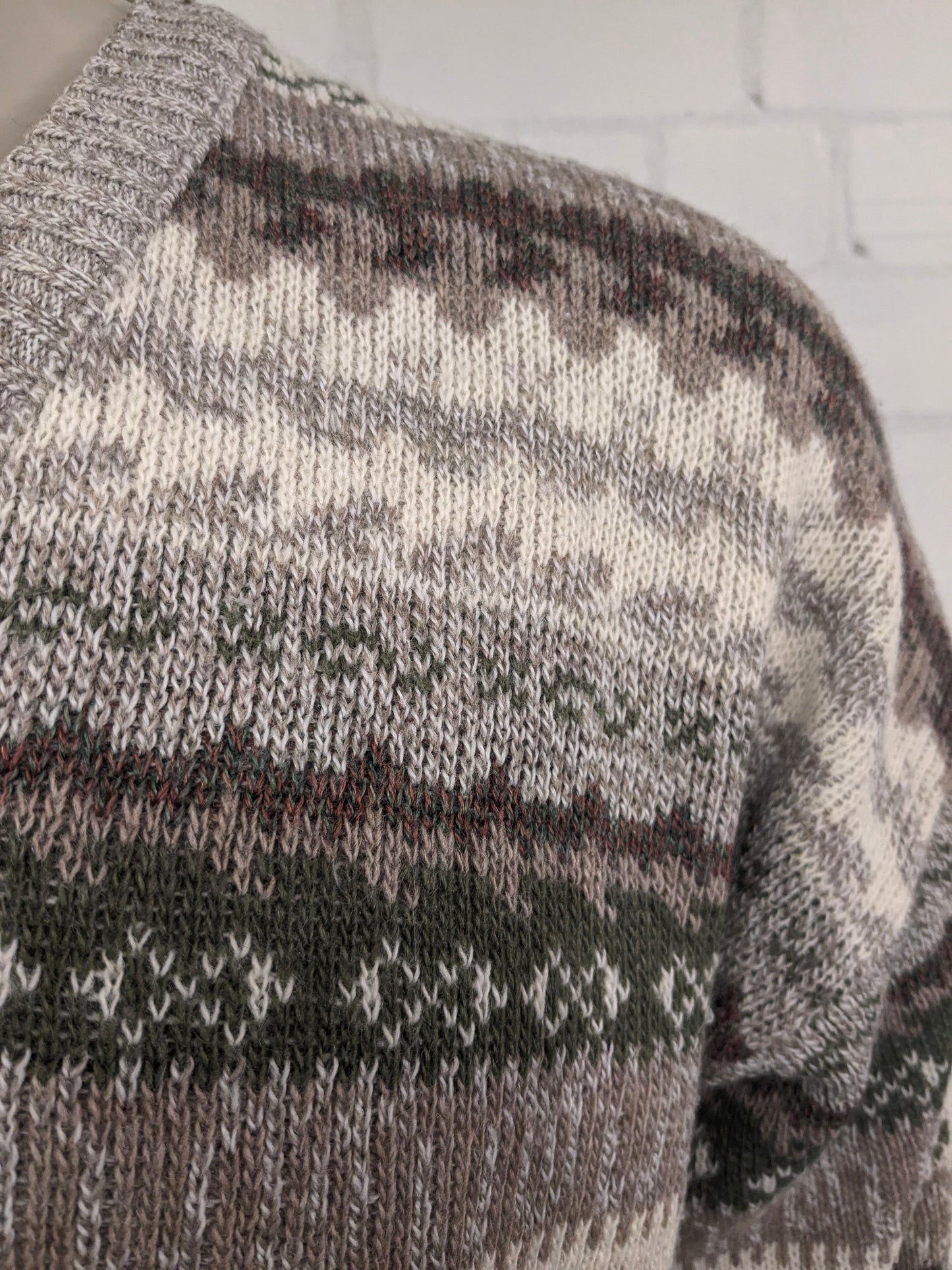 Vintage Le Laureat Wollen trui met V-Hals. Beige Groen Bruin gekleurd. Maat L. 50% Wol.