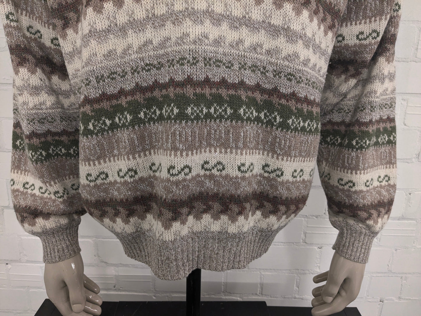 Vintage Le Laureat Wollen trui met V-Hals. Beige Groen Bruin gekleurd. Maat L. 50% Wol.