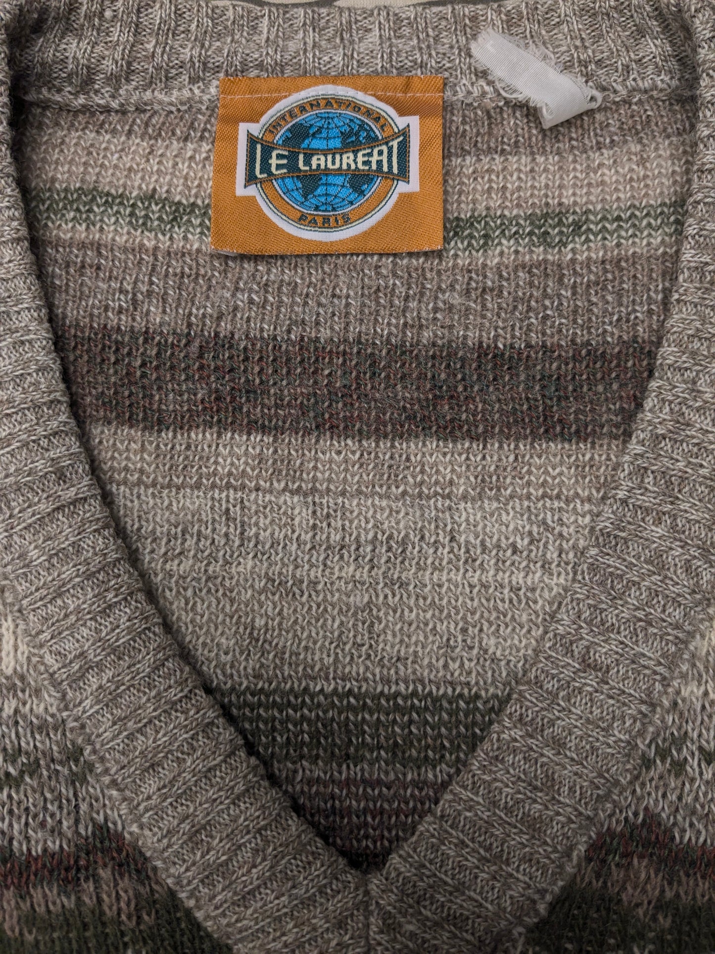 Vintage Le Laureat Wollen trui met V-Hals. Beige Groen Bruin gekleurd. Maat L. 50% Wol.