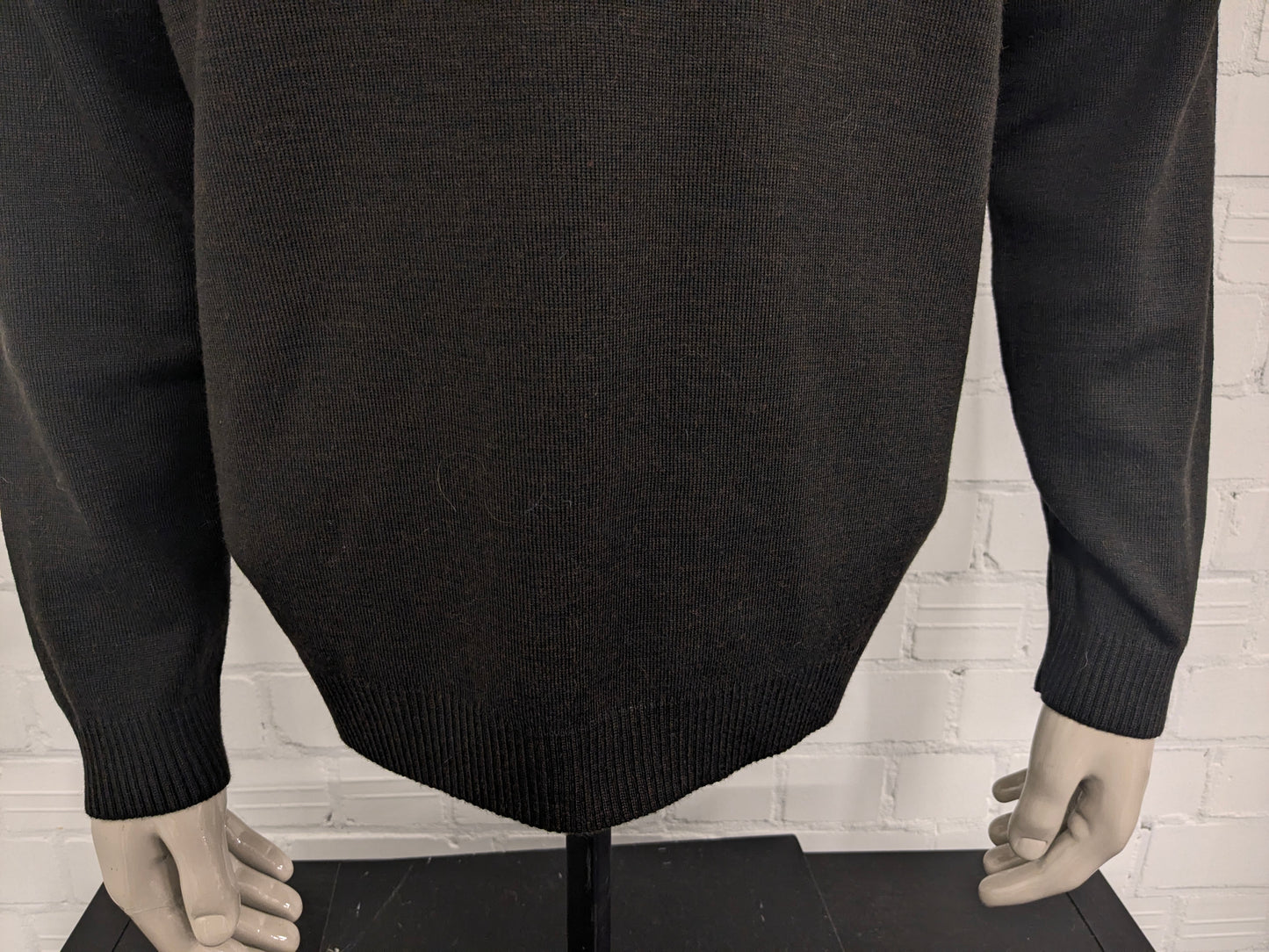 Vintage Tassotti trui met V-Hals. Bruin Zwart gekleurd. Maat XL.