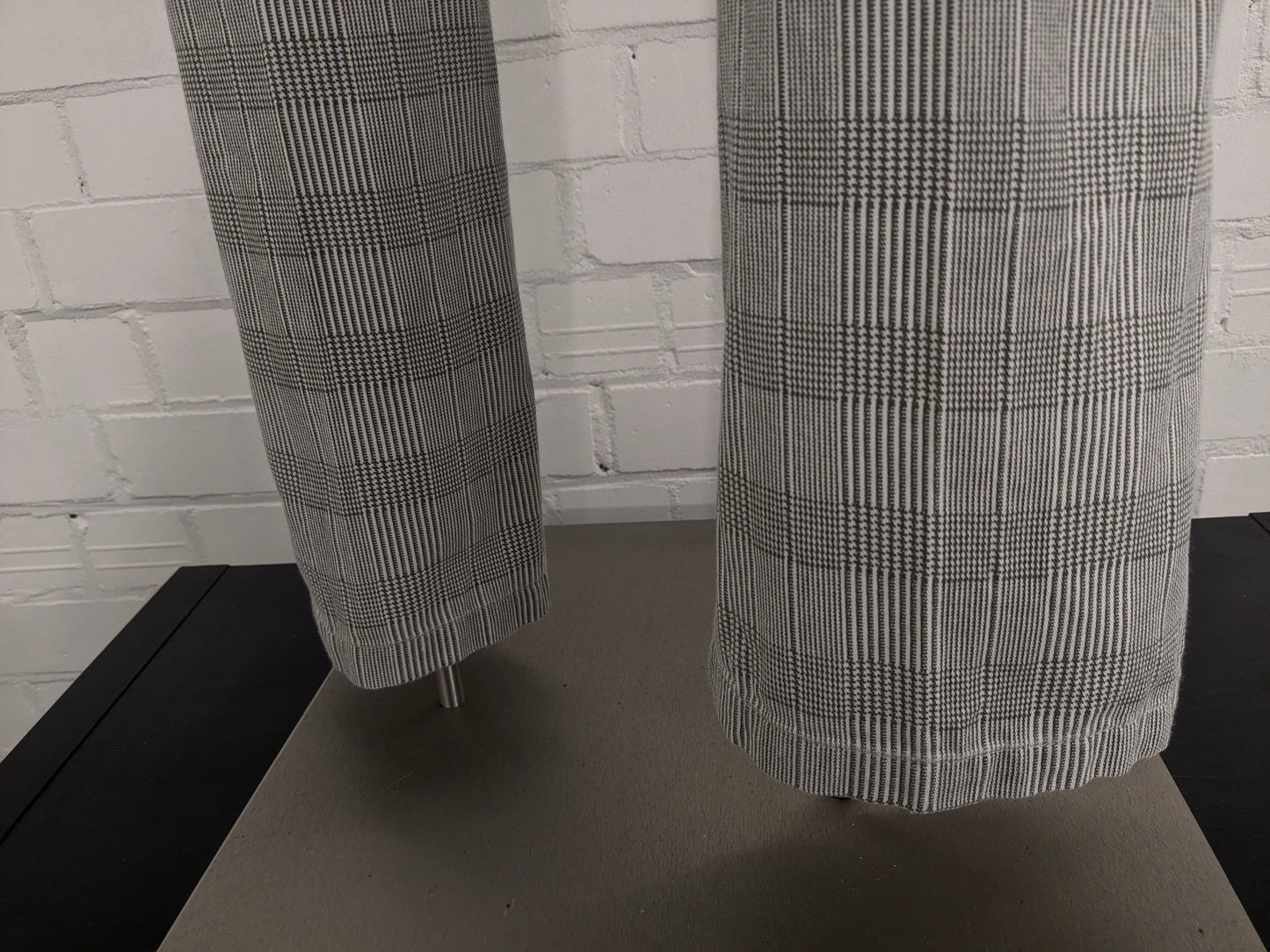 H2O Equip pants / trousers. Beige gray checked. Size W33 - L34.