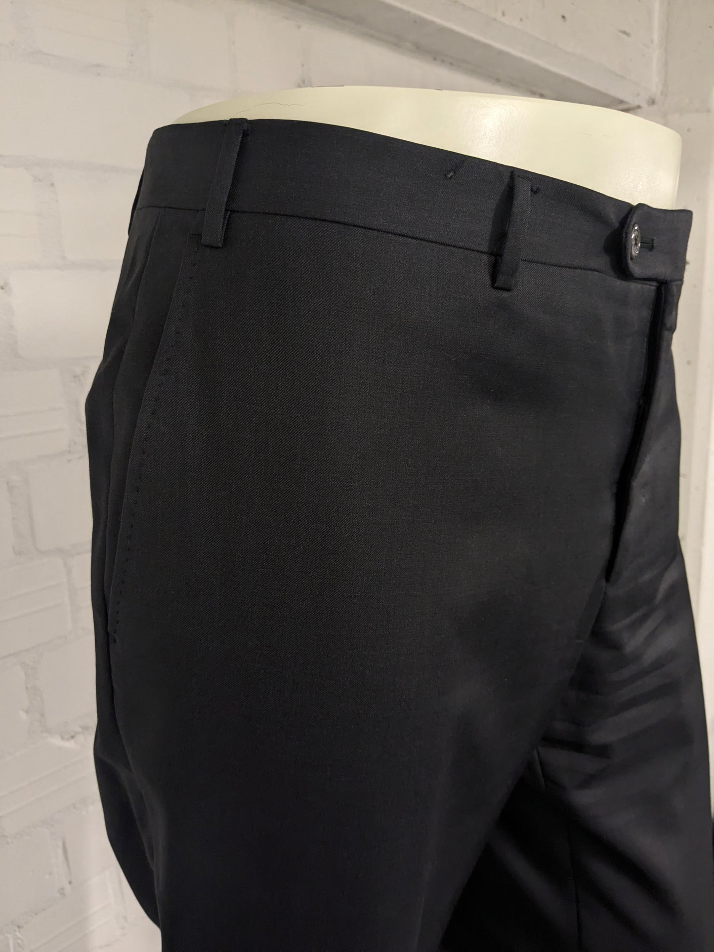 Pantaloni di lana corneliani. Colorato grigio scuro. Dimensione 26 (52/L).