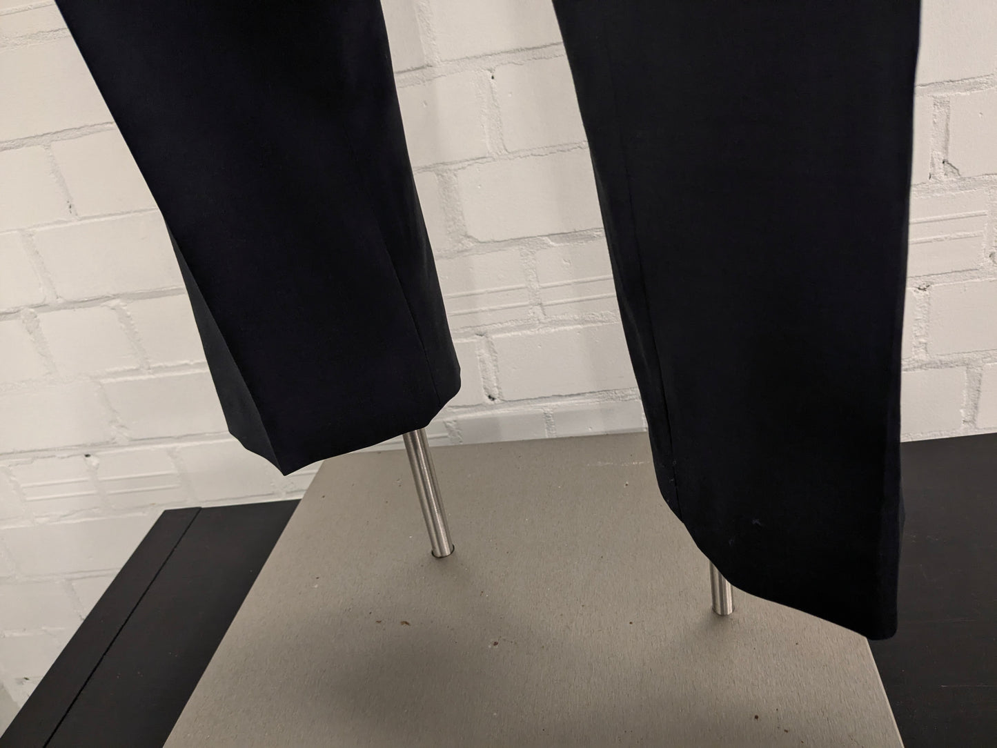 Pantaloni di lana corneliani. Colorato grigio scuro. Dimensione 26 (52/L).