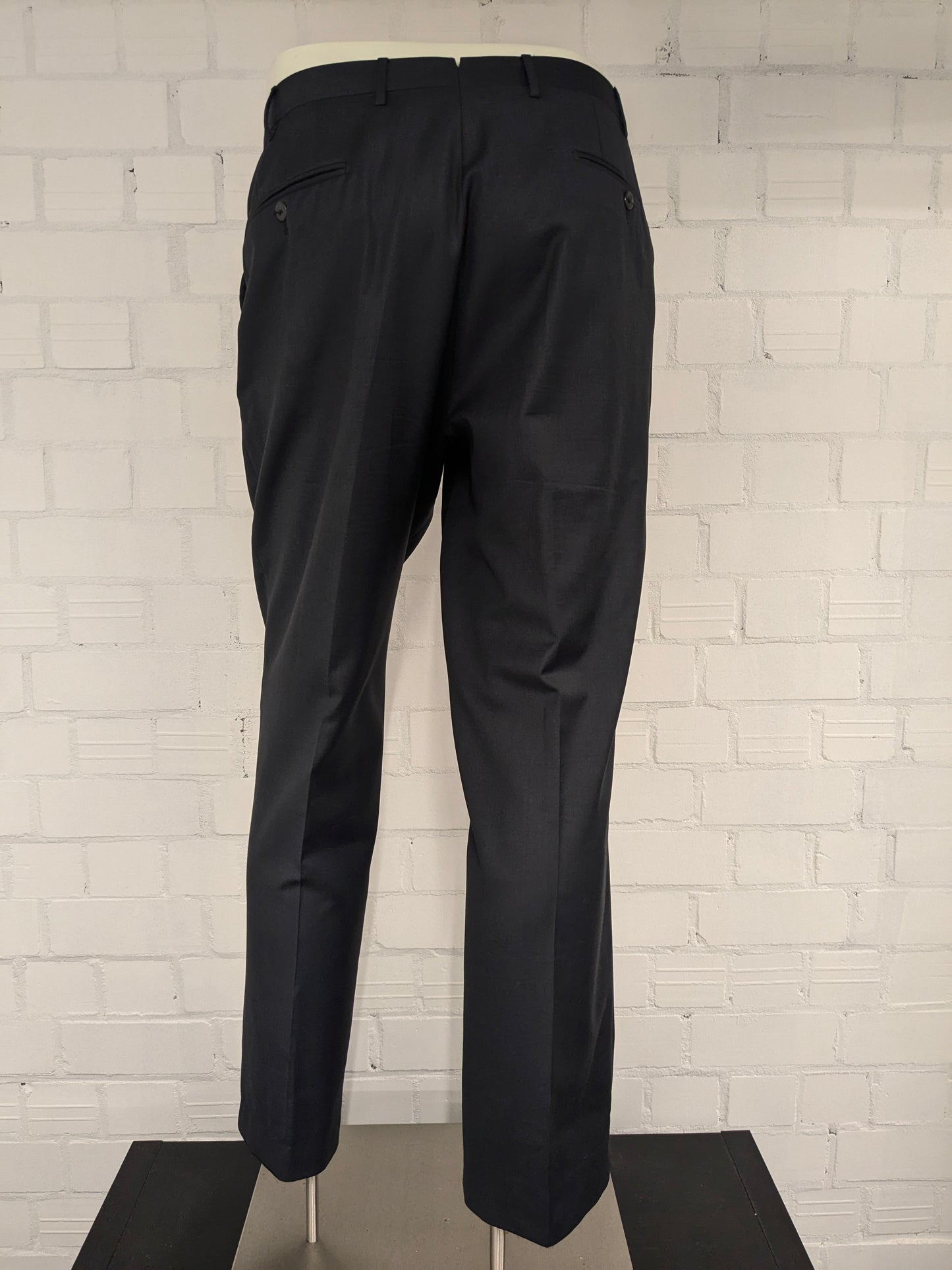 Pantaloni di lana corneliani. Colorato grigio scuro. Dimensione 26 (52/L).