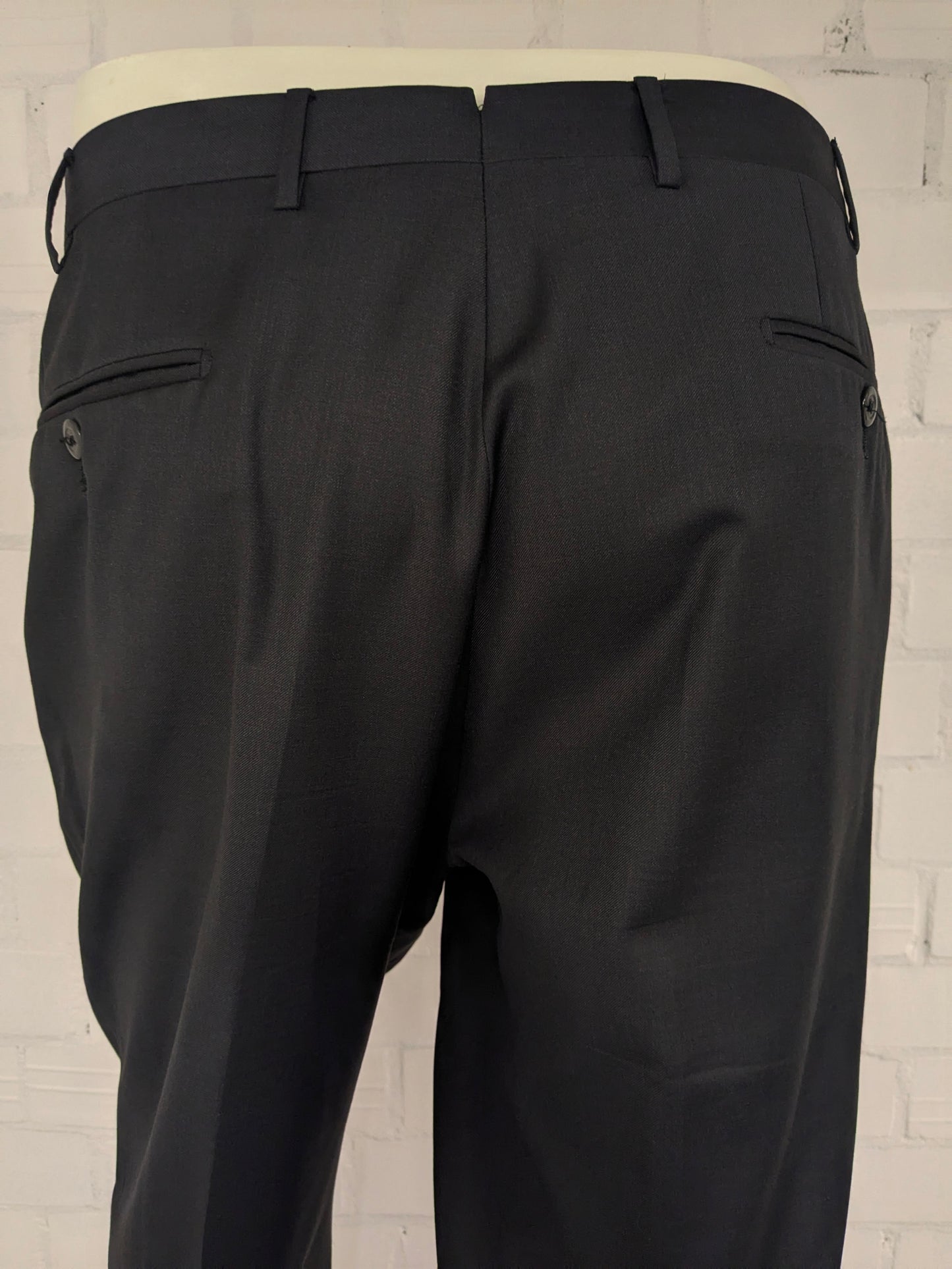 Pantaloni di lana corneliani. Colorato grigio scuro. Dimensione 26 (52/L).