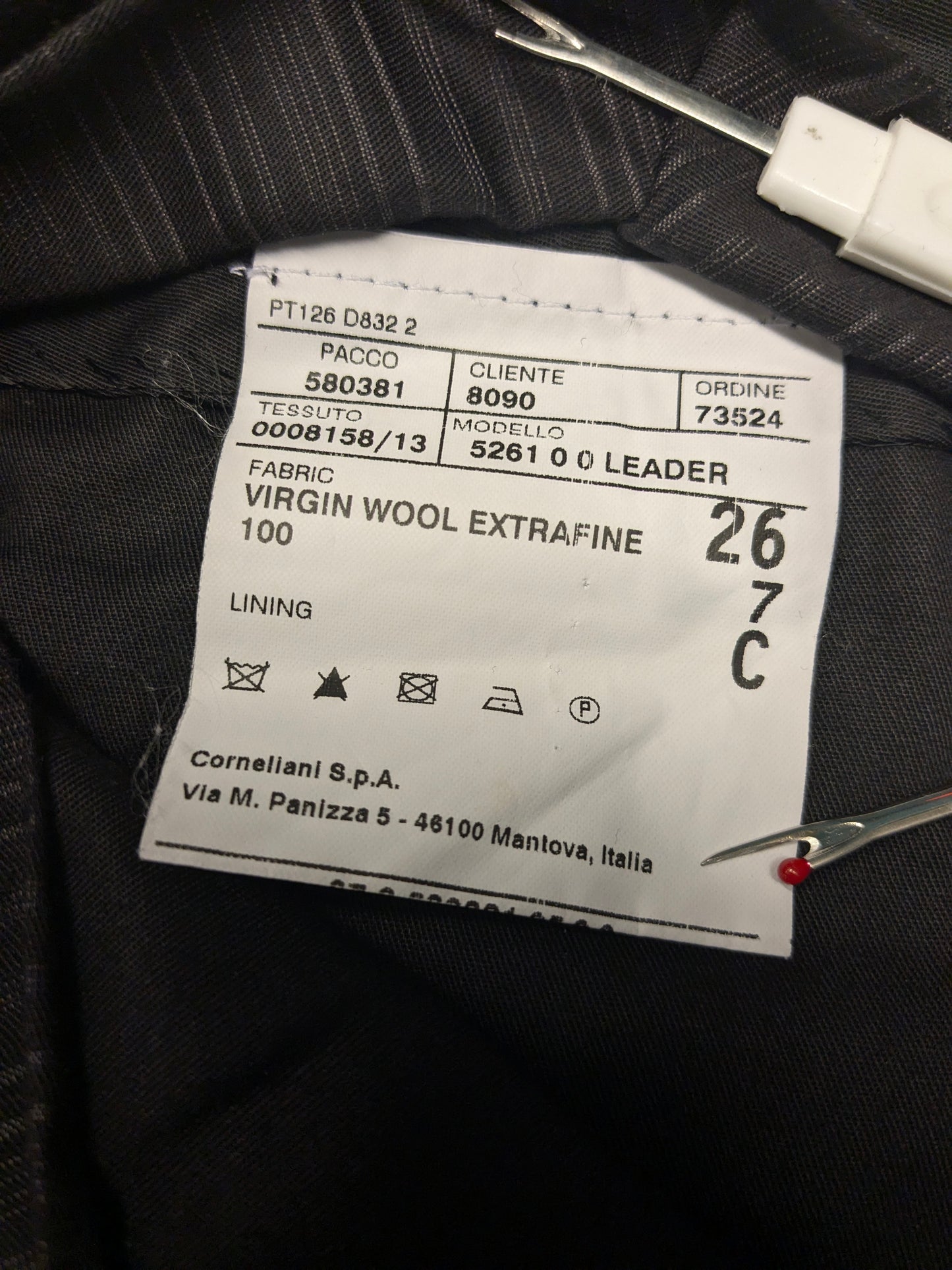 Pantaloni di lana corneliani. Colorato grigio scuro. Dimensione 26 (52/L).