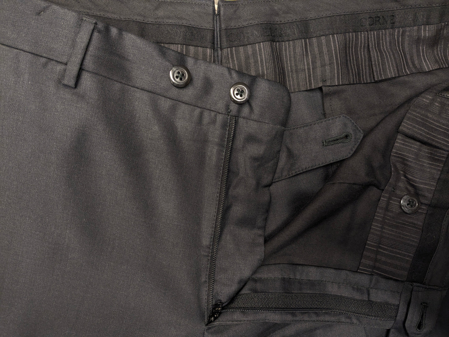 Pantaloni di lana corneliani. Colorato grigio scuro. Dimensione 26 (52/L).