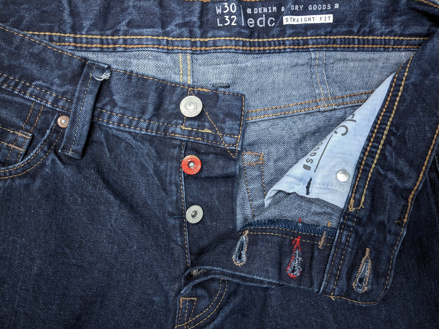 Edc Denim Jeans. Dark blue colored. Size W30 - L32. Straight. Fit.