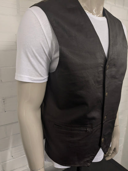 Casual Wear Ledermantel mit Pressebergen. Dunkelbraun gefärbt. Größe L.