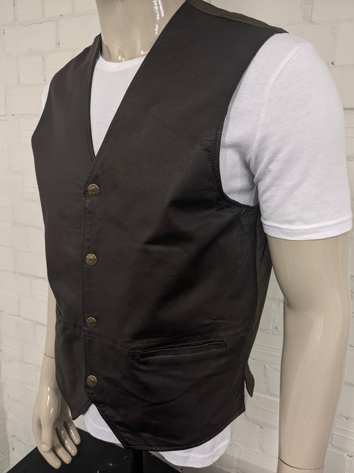 Casual Wear Ledermantel mit Pressebergen. Dunkelbraun gefärbt. Größe L.