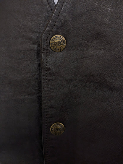 Casual Wear Ledermantel mit Pressebergen. Dunkelbraun gefärbt. Größe L.