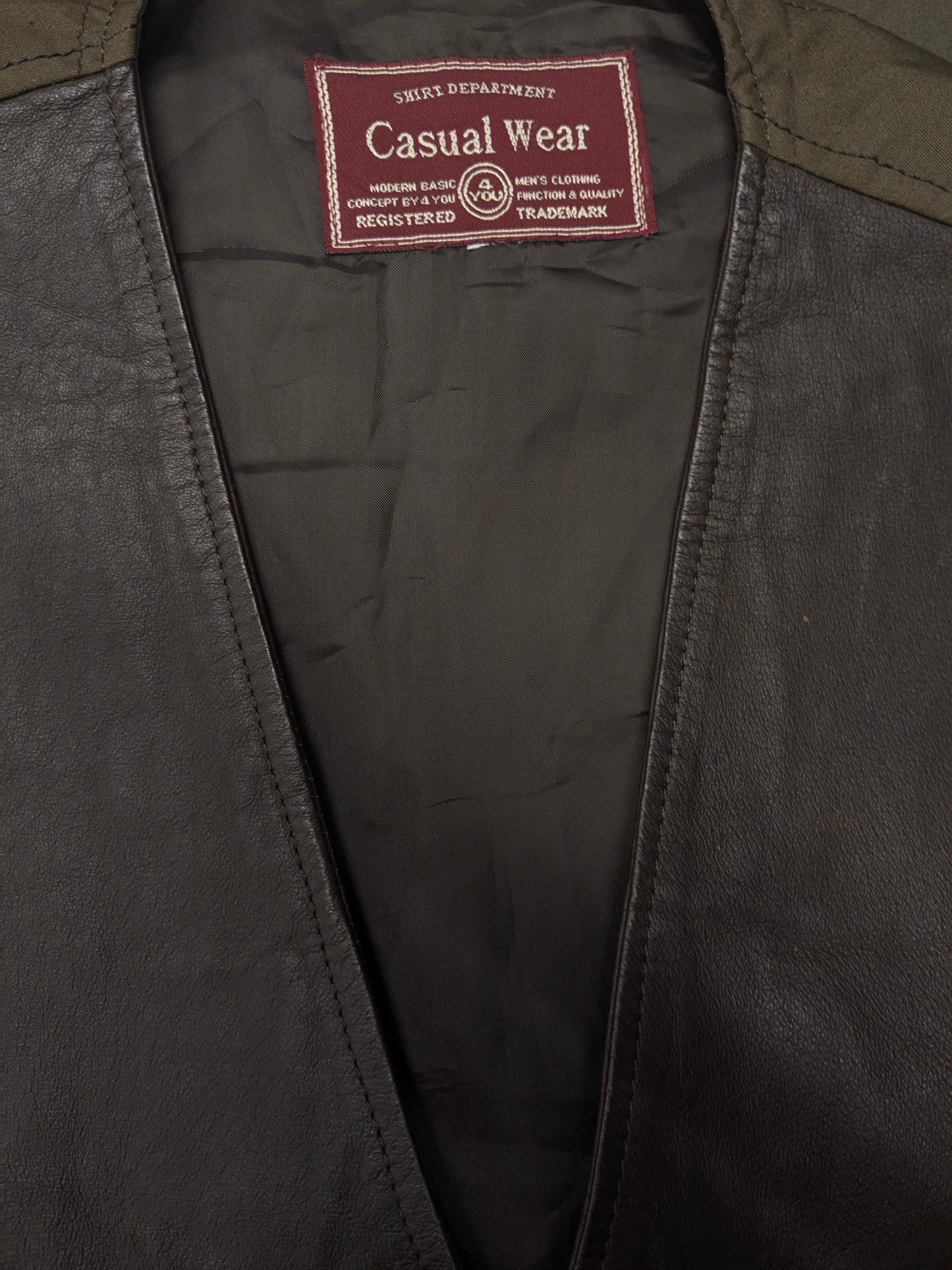 Casual Wear Ledermantel mit Pressebergen. Dunkelbraun gefärbt. Größe L.