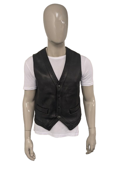 Ly dubbelzijdig leren gilet met drukknopen. Zwart gekleurd. 1 binnenzak. Maat L.
