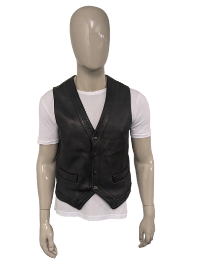 Ly dubbelzijdig leren gilet met drukknopen. Zwart gekleurd. 1 binnenzak. Maat L.