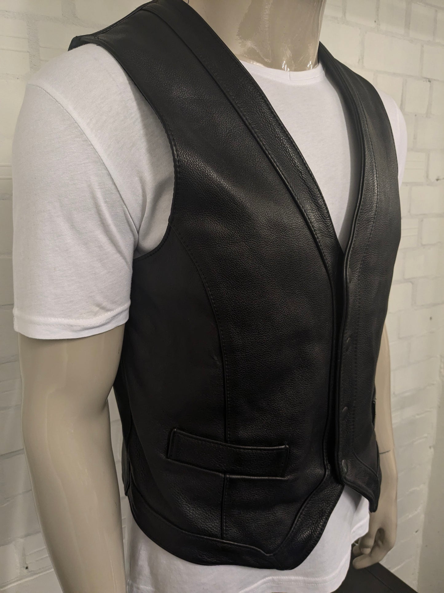 Ly dubbelzijdig leren gilet met drukknopen. Zwart gekleurd. 1 binnenzak. Maat L.